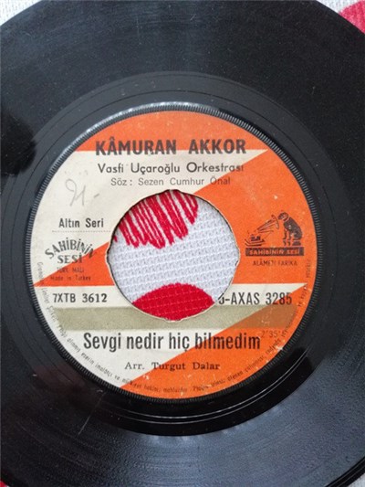 Kâmuran Akkor - Sevgi Nedir Hiç Bilmedim / Gönül Ferman Dinlemez download mp3 flac