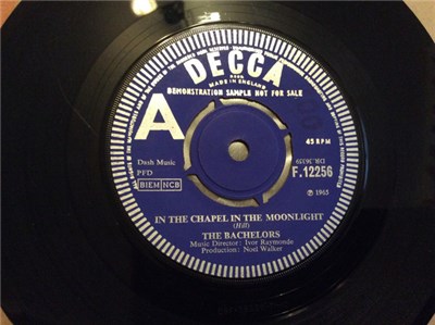 The Bachelors - In The Chapel In The Moonlight download mp3 flac